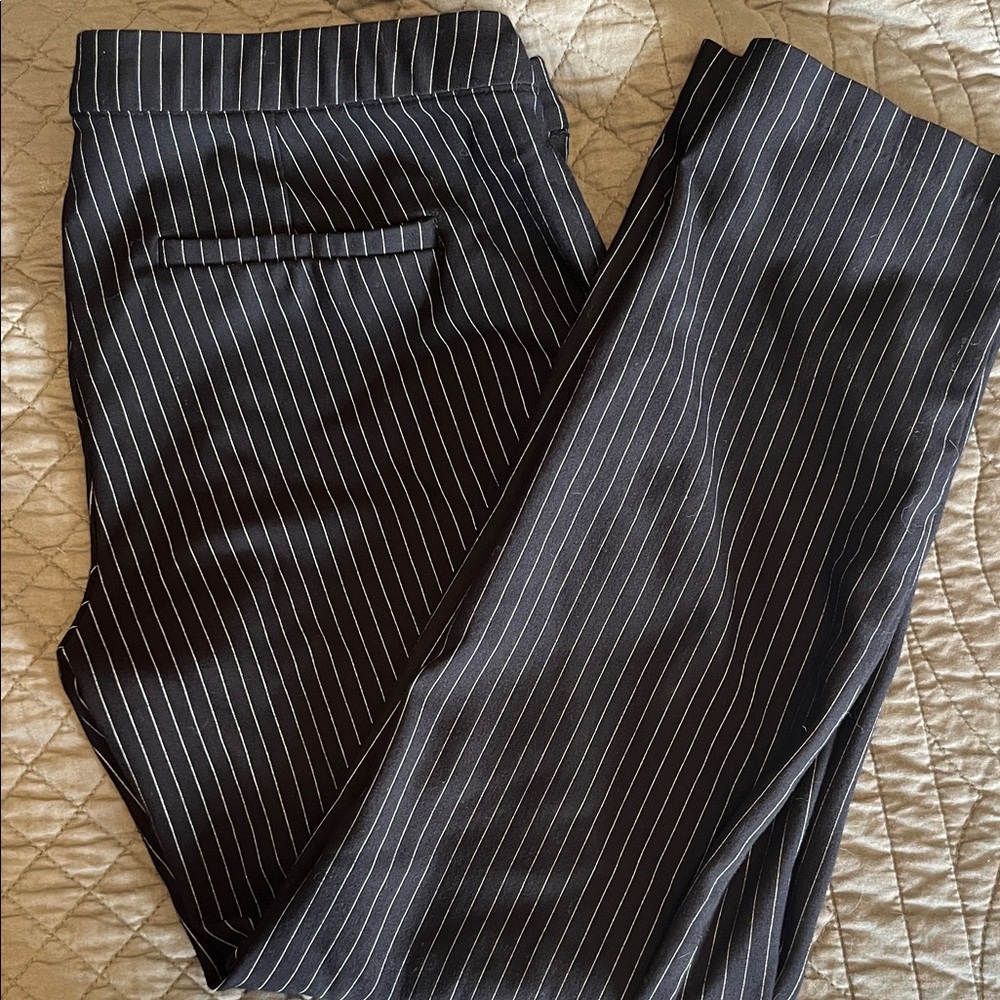 Liverpool Kayla Pull On Trouser Ankle Pants Size 8/29 Black White Pinstripe